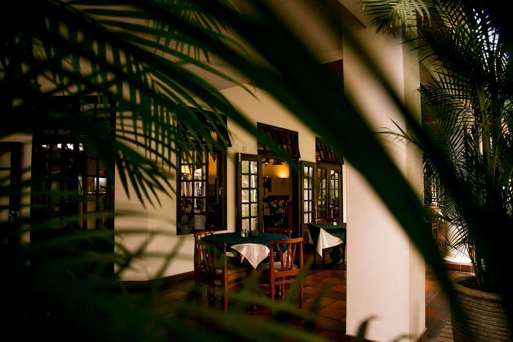 Bronte Hotel Хараре Екстериор снимка